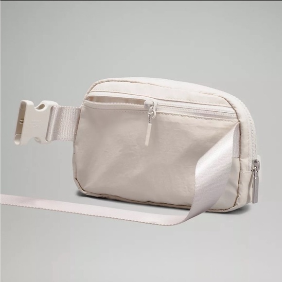 NWT LULULEMON BELT BAG WHITE OPAL - Picture 5 of 5